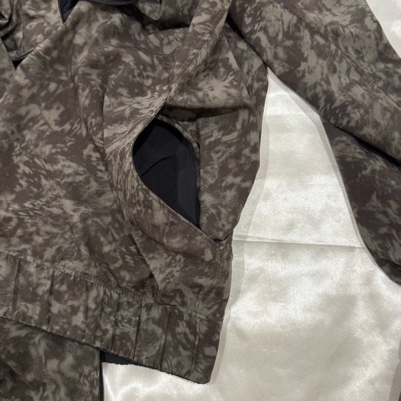 Lululemon Bombs Away Jacket Black Medium Olive Dark Olive Size 8 Reversible - Picture 16 of 16